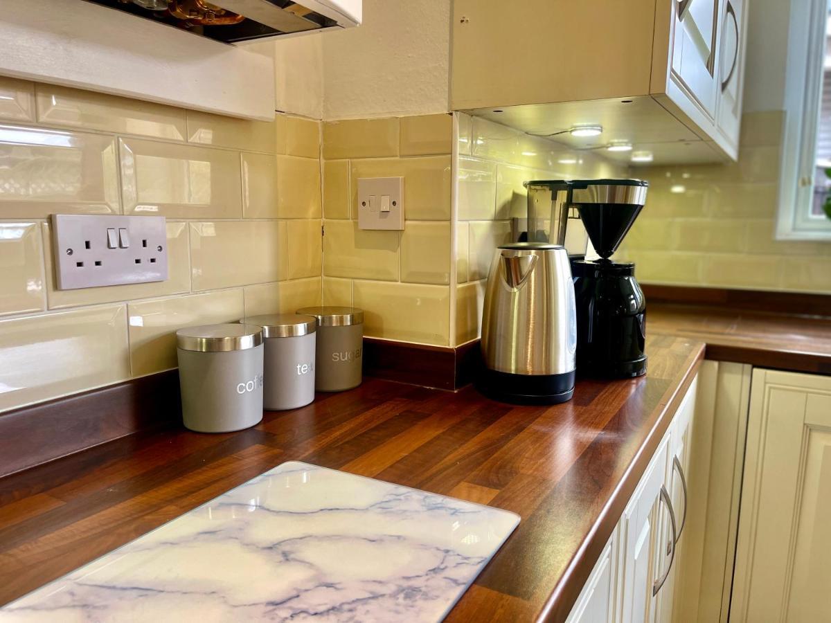 Stylish 3 Bed Chigwell Home With Free Parking מראה חיצוני תמונה