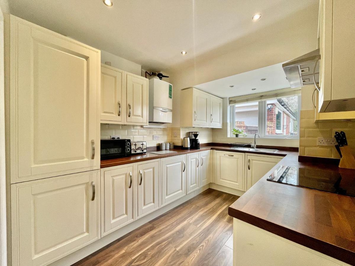 Stylish 3 Bed Chigwell Home With Free Parking מראה חיצוני תמונה