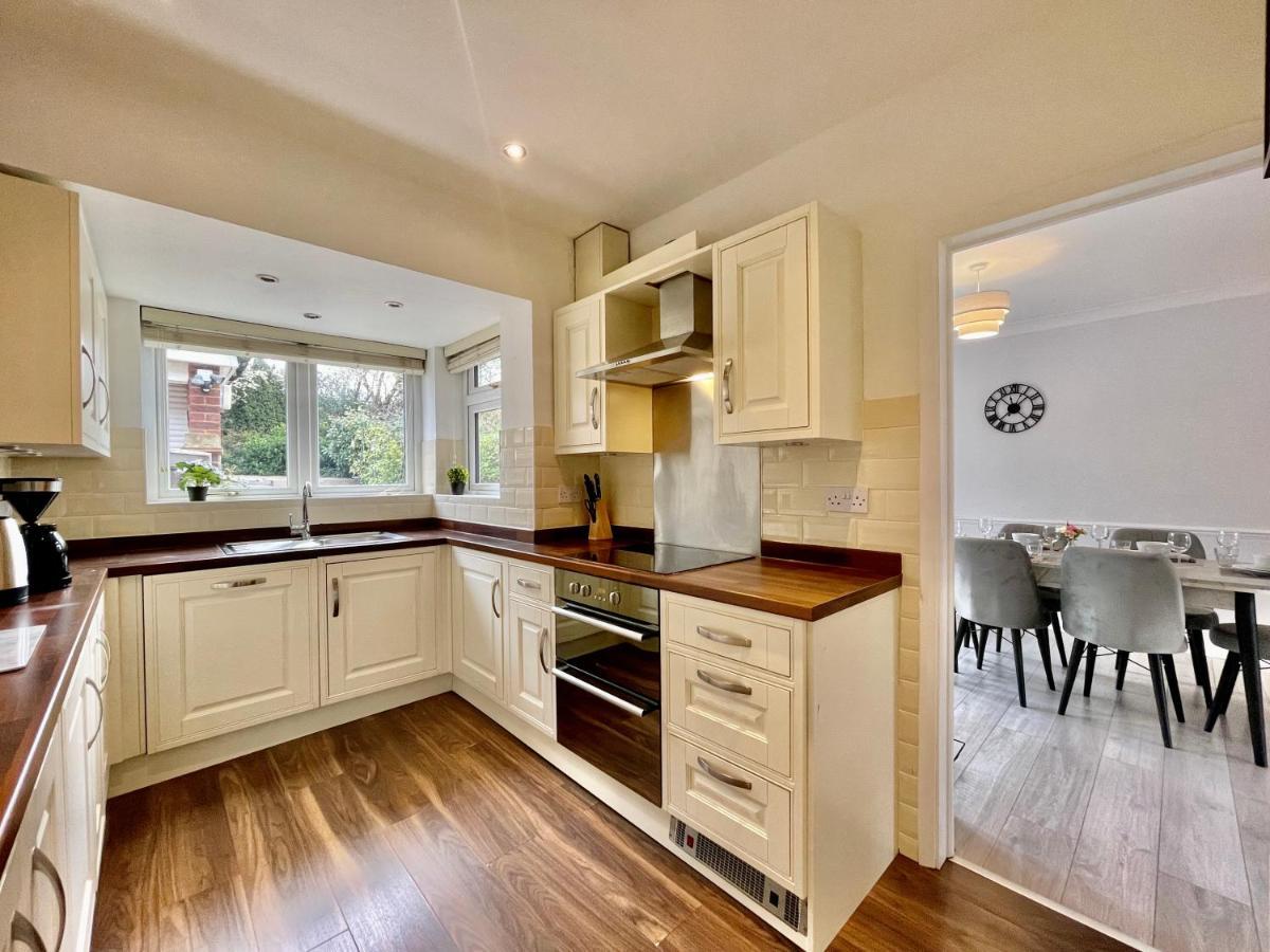Stylish 3 Bed Chigwell Home With Free Parking מראה חיצוני תמונה