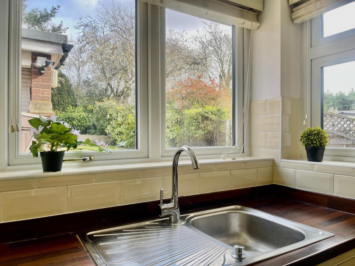 Stylish 3 Bed Chigwell Home With Free Parking מראה חיצוני תמונה