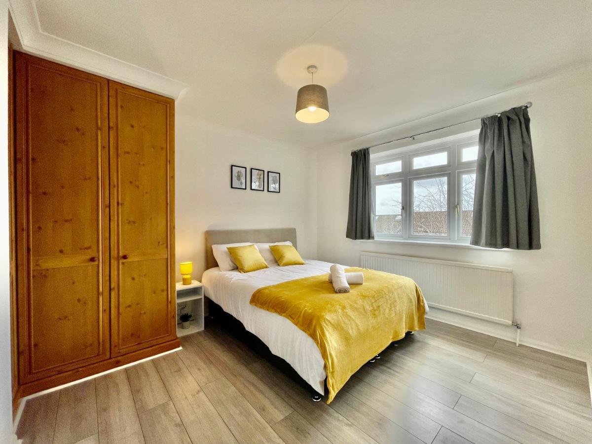 Stylish 3 Bed Chigwell Home With Free Parking מראה חיצוני תמונה