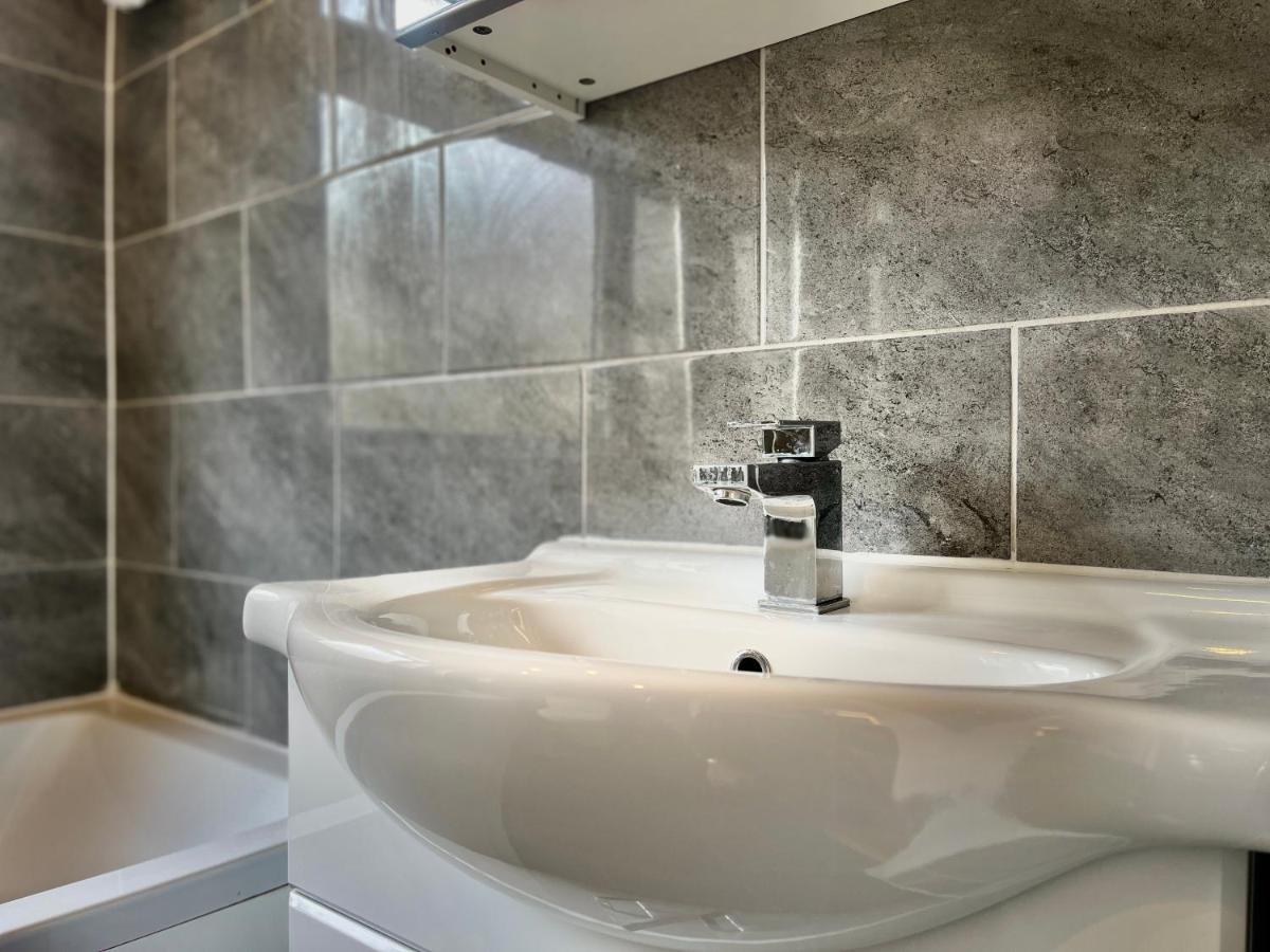 Stylish 3 Bed Chigwell Home With Free Parking מראה חיצוני תמונה
