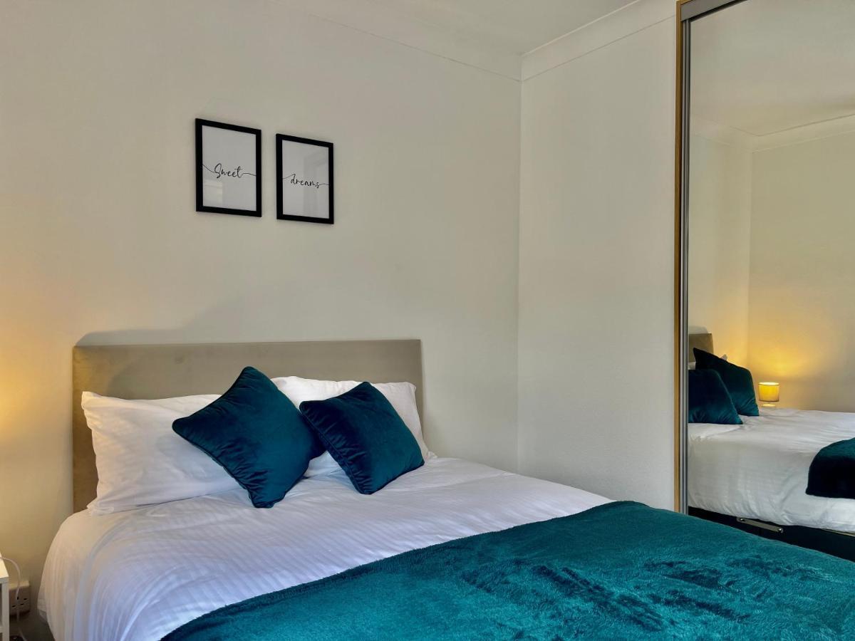 Stylish 3 Bed Chigwell Home With Free Parking מראה חיצוני תמונה