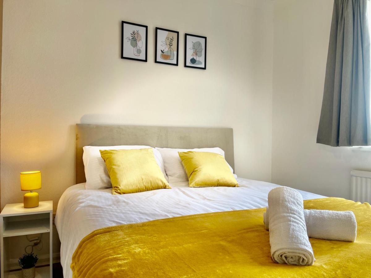 Stylish 3 Bed Chigwell Home With Free Parking מראה חיצוני תמונה